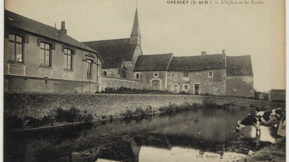 L'instituteur Eugène Sergent écrit en 1899 une monographie sur son village de Gressey, vers Houdan, en témoignant de la mécanisation en cours de l'agriculture.