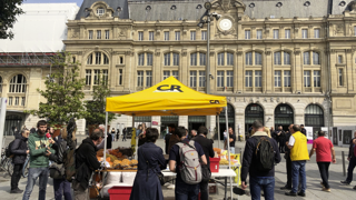 Les producteurs de noix de la Coordination Rurale de Corrèze se mobilisent à Paris pour alerter le grand public. Les producteurs de noix de la Coordination Rurale de Corrèze se mobilisent à Paris pour alerter le grand public.