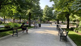 L’Ademe accompagne sur tous les enjeux environnementaux d’aujourd’hui et de demain. Elle s’adresse aux collectivités et leur fournit des outils pour rafraîchir les villes, mais aussi à tous les acteurs de la société et citoyens.