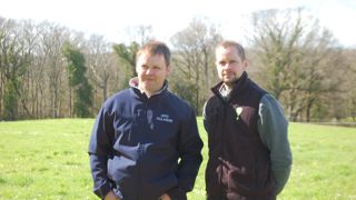 Jean-Philippe André et Robin Joulan, éleveurs laitiers dans le sud de la Manche à Percy, rénovent leurs prairies sans labour en semant sous mélange céréalier.