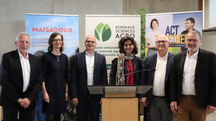 De gauche à droite : Jean-Pierre Raynaud, vice-président de la Région Nouvelle-Aquitaine, Sabine Brun-Rageul, directrice de Bordeaux Sciences Agro, Christophe Bonno, DG de Maïsadour, Camille Massol, directrice adjointe de l’agriculture, des IAA et de la pêche de la région NA, Pierre Flye Sainte Marie, DG de Mas Seeds, et Jean-Louis Zwick, directeur du pôle agricole de Maïsadour.
