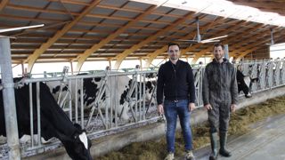 Mathieu Albinet (à gauche) propose un conseil indépendant qui englobe tous les aspects de l'exploitation de Jérôme Borie (à droite) et sa famille. Pour lui, « l'indépendance apporte une ouverture d'esprit profitable aux éleveurs ».