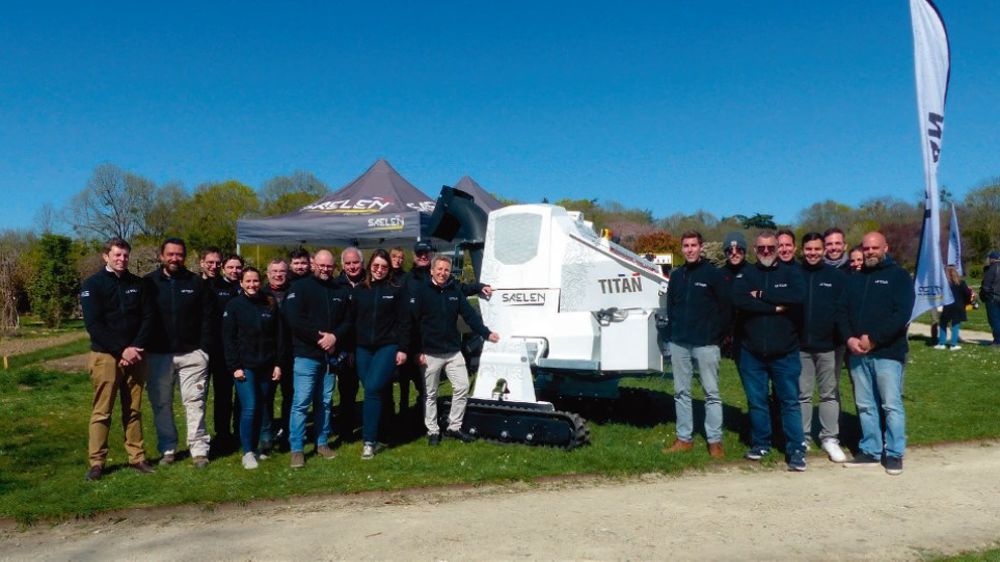 L’équipe Saelen autour du Titan sur le site de l’École Du Breuil, à Paris.