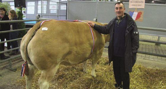 Sébastien Raimbaud, boucher à Cholet, achète le Grand prix de championnat au Concours de Cholet