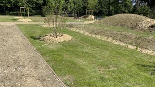 Le nouveau cimetière de Lieusaint (77) a été conçu avec des allées en mélange terre-pierre, des noues plantées de vivaces pour collecter les eaux de pluie et une trame arborée qui vient renforcer l’existant. Le nouveau cimetière de Lieusaint (77) a été conçu avec des allées en mélange terre-pierre, des noues plantées de vivaces pour collecter les eaux de pluie et une trame arborée qui vient renforcer l’existant.