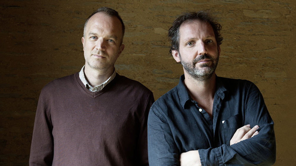 Loïc Daubas (à droite) et Bruno Belenfant, son associé, architectes dans les Pays de la Loire et en Bretagne  : « Les NIMA sont en quête de maisons  construites en matériaux bas carbone. »