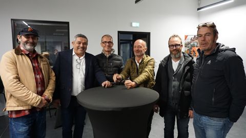 (De g. à dr.) Richard Cloué, chef opérateur prise de vue, Vincent Cloué, directeur général du groupe Cloué, Marc Rousseau, producteur et dirigeant de Films Concept Associés, Aymeric Allardet, chef opérateur prise de vue, Jérémy Ouisse, réalisateur, et Philippe Cusset, chef opérateur son, ont travaillé de concert pour mener à bien ce projet. (De g. à dr.) Richard Cloué, chef opérateur prise de vue, Vincent Cloué, directeur général du groupe Cloué, Marc Rousseau, producteur et dirigeant de Films Concept Associés, Aymeric Allardet, chef opérateur prise de vue, Jérémy Ouisse, réalisateur, et Philippe Cusset, chef opérateur son, ont travaillé de concert pour mener à bien ce projet.