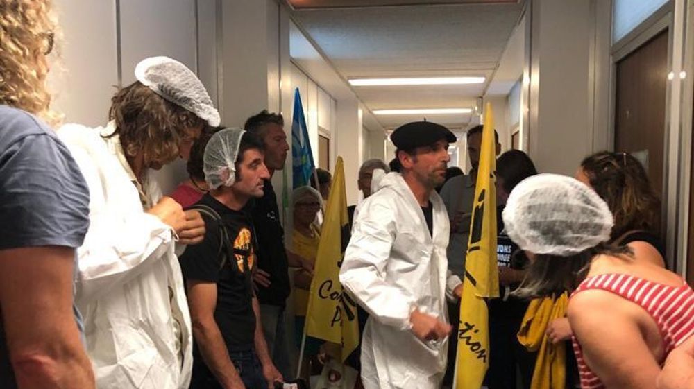 La Confédération paysanne, le Modef et le syndicat basque ELB
occupent la DDPP de Pau le matin du 8 juin 2023.