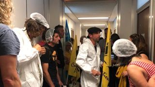 La Confédération paysanne, le Modef et le syndicat basque ELB
occupent la DDPP de Pau le matin du 8 juin 2023. La Confédération paysanne, le Modef et le syndicat basque ELB
occupent la DDPP de Pau le matin du 8 juin 2023.