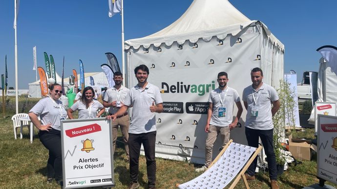 « Avec ce système d’alertes, l’agriculteur peut construire une stratégie commerciale sur l’année », a expliqué Quentin de Chabot (ici au centre, entouré de son équipe), directeur général de Delivagri, mercredi 14 juin, aux Culturales.