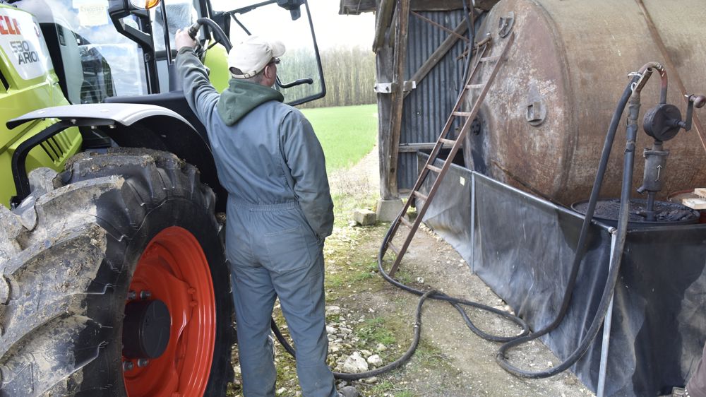 Bruno Le Maire a annoncé la fin progressive d'ici à 2030 des avantages fiscaux sur les carburants, dont bénéficient certaines professions comme les transporteurs routiers ou les agriculteurs.