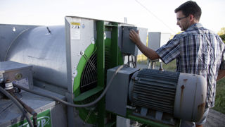 La ventilation permet de refroidir la température des céréales stockées et ainsi conserver leurs qualités nutritionnelles, sanitaires et technologiques. La ventilation permet de refroidir la température des céréales stockées et ainsi conserver leurs qualités nutritionnelles, sanitaires et technologiques.