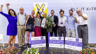 Les équipes de MNP et Suntory ont reçu le trophée FleuroStar des mains du président de Fleuroselect Karol Pawlak (à droite) et de la secrétaire générale Ann Jennen (à gauche). Les équipes de MNP et Suntory ont reçu le trophée FleuroStar des mains du président de Fleuroselect Karol Pawlak (à droite) et de la secrétaire générale Ann Jennen (à gauche).