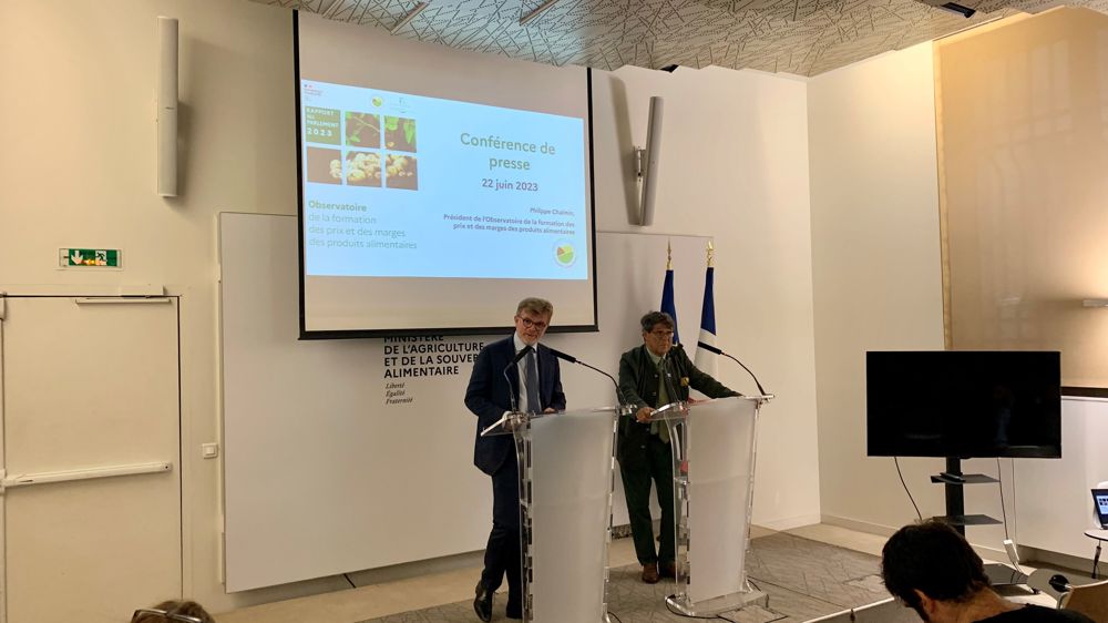 Le 22 juin 2023 à Paris, Philippe Chalmin, président de l'observatoire de la formation des prix et des marges, et Marc Fesneau, ministre de l'Agriculture.