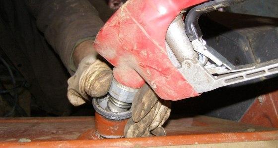 Personne faisant le plein de carburant
