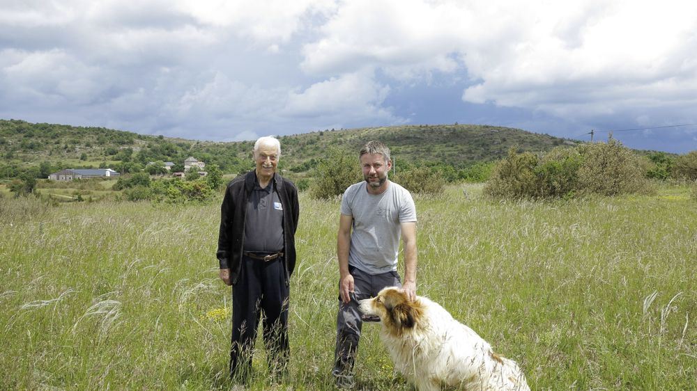 A 91 ans, Henri Mialane est encore aux côtés de son petit-fils Lucas, qui s'est installé sur la ferme familiale en 2017.