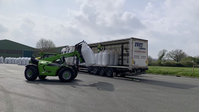 Dans cet état d'esprit, des engagements sous forme de contrats pluriannuels entre les différentes parties pourraient être mis sur la table.