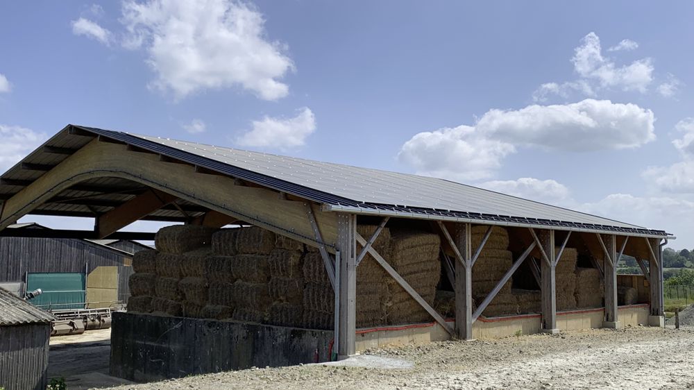 La couverture de bâtiments agricoles par des panneaux photovoltaïques offre une rente aux propriétaires. Mais l'investissement est élevé.