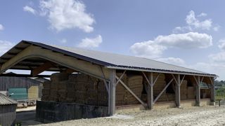 La couverture de bâtiments agricoles par des panneaux photovoltaïques offre une rente aux propriétaires. Mais l'investissement est élevé.