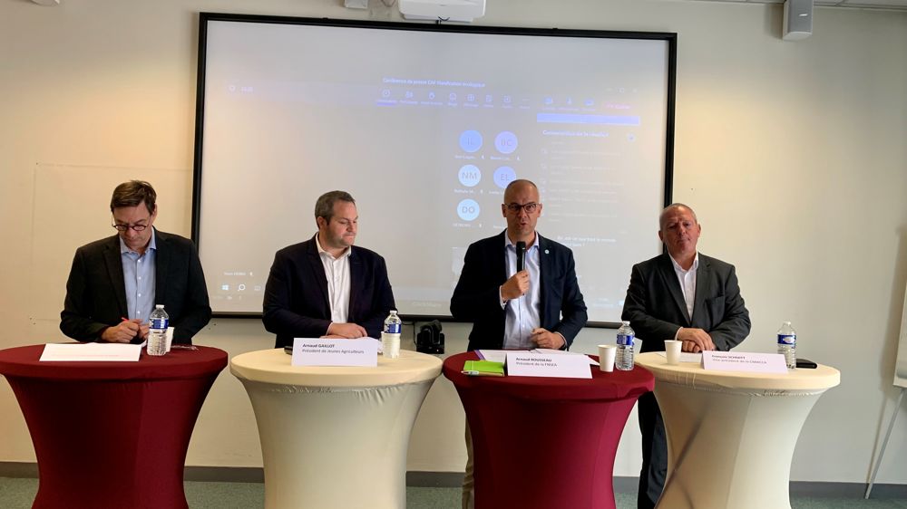 « Nous sommes à l’aube d’une révolution du développement agricole », a déclaré Sébastien Windsor (à gauche), président de Chambre d'agriculture France, conjurant l’État de mettre en place « des moyens colossaux ».