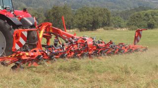 Kuhn présente la GF 13003, une faneuse portée d'une largeur de 13 m. Kuhn présente la GF 13003, une faneuse portée d'une largeur de 13 m.