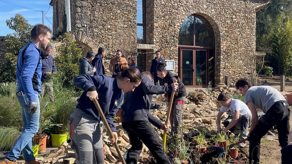 Des élèves de la MFR de Mareuil-sur-Lay-Dissais (85) ont notamment planté plusieurs centaines de fruitiers dans des jardins thématiques à l’entrée du nouveau restaurant L’Esprit d’ici, ouvert en 2022, à la Maquinière, à proximité du site de production des pépinières Ripaud.