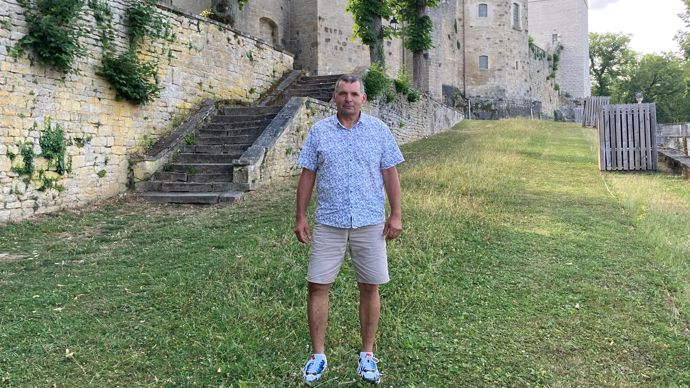 Après avoir remporté le premier semi-marathon des coops en 1994, François Hessel, ex-TC de Dijon céréales, est prêt à rechausser ses running. Ici en photo devant le château de Montbard, sa commune, où il préside l'office municipal des sports.