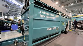 L’homologation européenne des bétaillères Rolland implique un circuit de freinage pneumatique. L’homologation européenne des bétaillères Rolland implique un circuit de freinage pneumatique.