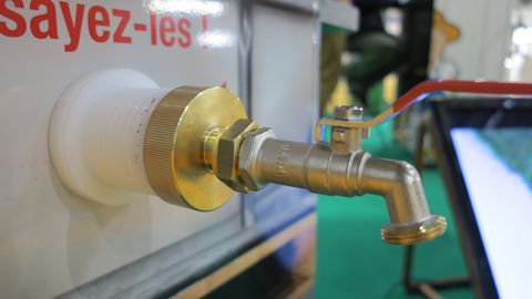 Robinetterie Boutté pour récupérateur d’eau avec raccord libre. Robinetterie Boutté pour récupérateur d’eau avec raccord libre.