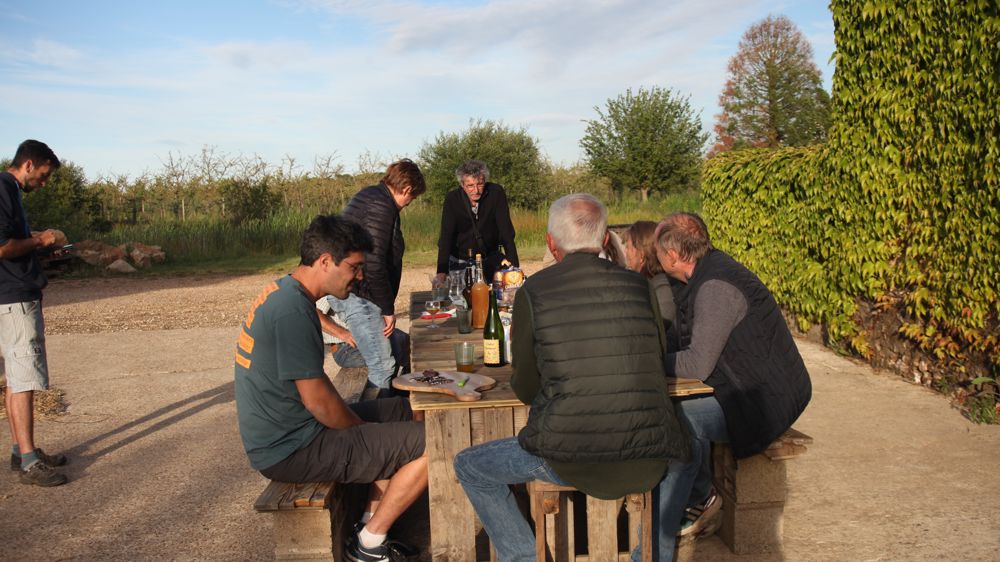 Dans l'Eure-et-Loir, l'Adear organise des apéritifs à la ferme pour créer du lien entre porteurs de projet et cédants.