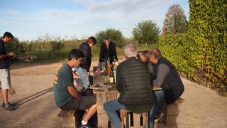 Dans l'Eure-et-Loir, l'Adear organise des apéritifs à la ferme pour créer du lien entre porteurs de projet et cédants. Dans l'Eure-et-Loir, l'Adear organise des apéritifs à la ferme pour créer du lien entre porteurs de projet et cédants.