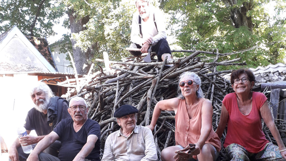 Les bénévoles vont chercher le bois dans deux scieries et une caisserie et les recoupe.