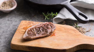 Aleph Farms noue un partenariat avec le distributeur suisse Migros pour implanter sur le continent européen son steak de boeuf cultivé en laboratoire. Aleph Farms noue un partenariat avec le distributeur suisse Migros pour implanter sur le continent européen son steak de boeuf cultivé en laboratoire.