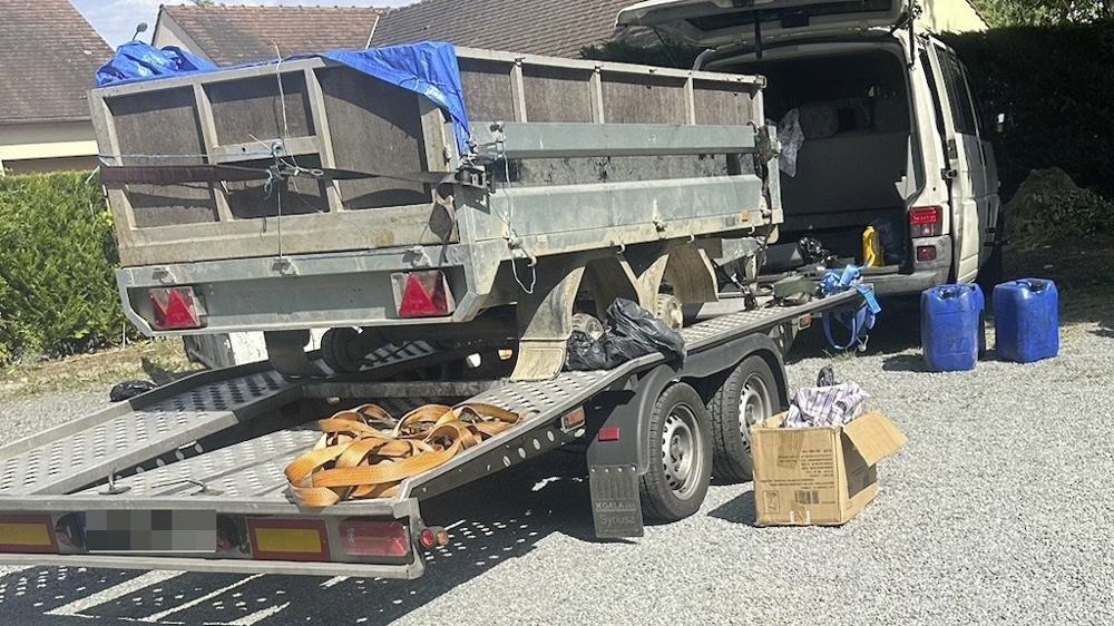 Le minibus et la remorque retrouvées par les gendarmes contenaient huit passagers et du matériel agricole d'une valeur de 100 000 euros. Le minibus et la remorque retrouvées par les gendarmes contenaient huit passagers et du matériel agricole d'une valeur de 100 000 euros.