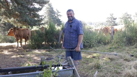 Avec quatorze autres éleveurs de Belvezet, en Lozère, Olivier Boulat bénéficie d'un réseau collectif qui amène l'eau par gravité dans les pâtures. Avec quatorze autres éleveurs de Belvezet, en Lozère, Olivier Boulat bénéficie d'un réseau collectif qui amène l'eau par gravité dans les pâtures.
