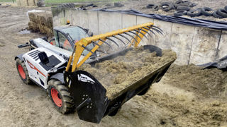 Le Mélodis Max d’Emily est capable d’absorber plus de puissance, afin de mélanger des fourrages compliqués comme l’ensilage d’herbe. Le Mélodis Max d’Emily est capable d’absorber plus de puissance, afin de mélanger des fourrages compliqués comme l’ensilage d’herbe.