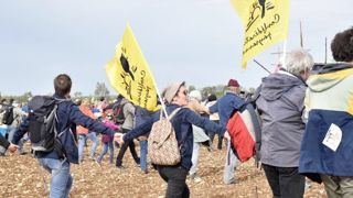 La Confédération paysanne voit dans la suspension de la dissolution des Soulèvements de la Terre une défense du droit de manifester. La Confédération paysanne voit dans la suspension de la dissolution des Soulèvements de la Terre une défense du droit de manifester.