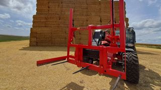 Le système de la nouvelle fourche à paille de Gyrax permet de manipuler les bottes sans avoir à descendre de son tracteur. Le système de la nouvelle fourche à paille de Gyrax permet de manipuler les bottes sans avoir à descendre de son tracteur.