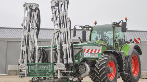 Duro : une trémie frontale Eole associée à une rampe aluminium Pommier Duro : une trémie frontale Eole associée à une rampe aluminium Pommier