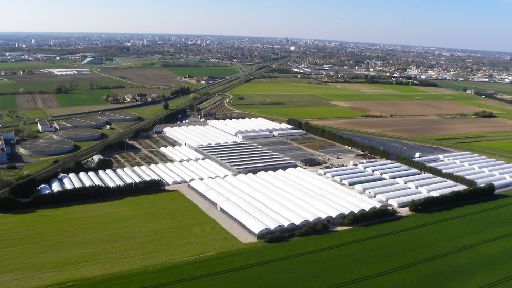 Vue aérienne des installations du Groupe Travers à Saint-Cyr-en-Val sur 50 hectares dont 12 de culture et 4,5 ha couverts.