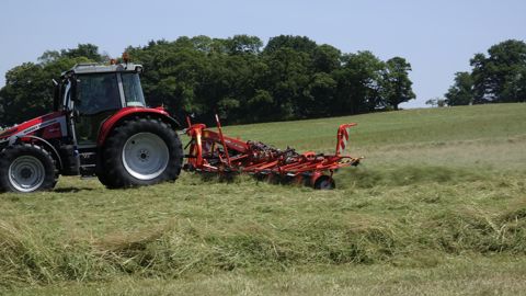 Kuhn : une faneuse portée de 13 m de large Kuhn : une faneuse portée de 13 m de large