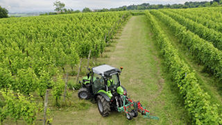 Les tracteurs spécialisés Deutz-Fahr 5 DF TTV sont désormais dotés d’un pont arrière directionnel. Les tracteurs spécialisés Deutz-Fahr 5 DF TTV sont désormais dotés d’un pont arrière directionnel.