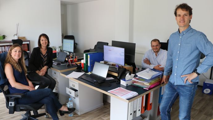 Edouard Roland, fondateur de Wit, à droite, au côté de Thibault Arnould, commercial, Inès Buiron, à gauche, et Magalie Gaudré, assistantes administratives et logistique.