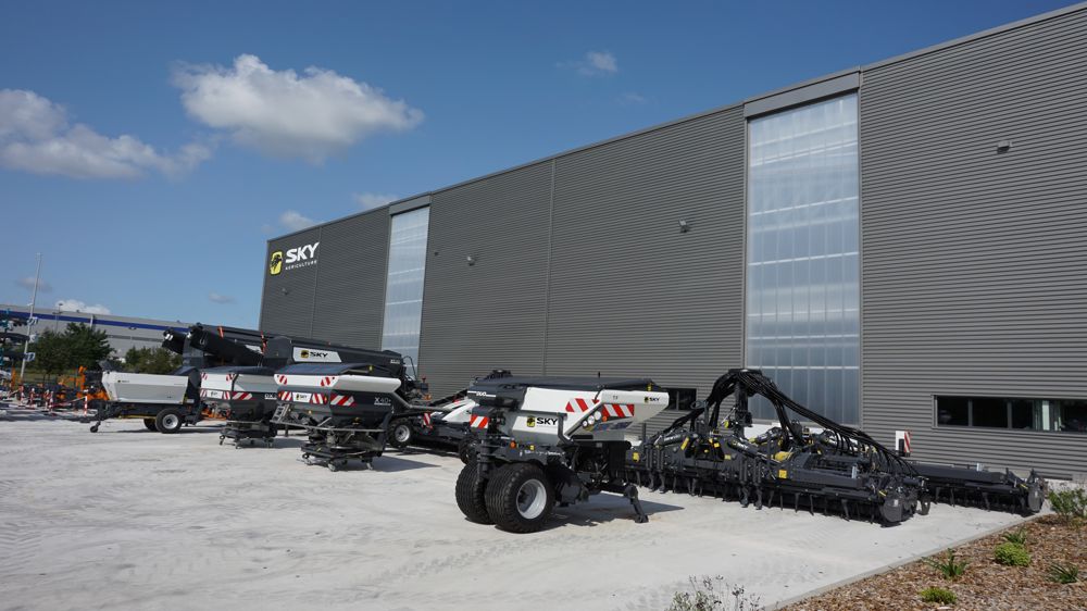 Les matériels de travail du sol, de semis et de fertilisation fabriqués par le Groupe Burel sont désormais vendus sous la marque Sky Agriculture.