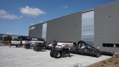 Les matériels de travail du sol, de semis et de fertilisation fabriqués par le Groupe Burel sont désormais vendus sous la marque Sky Agriculture. Les matériels de travail du sol, de semis et de fertilisation fabriqués par le Groupe Burel sont désormais vendus sous la marque Sky Agriculture.