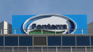 Fonterra a annoncé vouloir réduire ses coûts d’environ 598 millions de dollars au cours des sept prochaines années à la suite de la chute des cours des produits laitiers sur le marché mondial. Fonterra a annoncé vouloir réduire ses coûts d’environ 598 millions de dollars au cours des sept prochaines années à la suite de la chute des cours des produits laitiers sur le marché mondial.