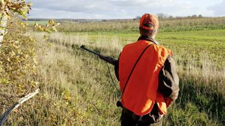 Selon une enquête menée à la demande de la Fédération nationale des chasseurs (FNC), 75 % des chasseurs sont des ruraux. Selon une enquête menée à la demande de la Fédération nationale des chasseurs (FNC), 75 % des chasseurs sont des ruraux.