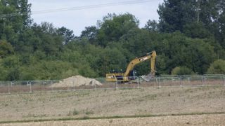 Le chantier d'une retenue d'eau à Priaires, dans les Deux-Sèvres, a repris le lundi 28 août 2023. Le chantier d'une retenue d'eau à Priaires, dans les Deux-Sèvres, a repris le lundi 28 août 2023.