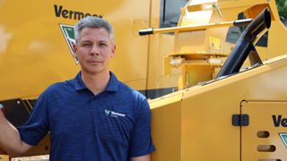 Sébastien Vernhes, ici sur le stand de Vermeer lors du salon Euroforest en juin 2023.