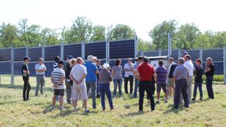 Une première fête de l’agrivoltaïsme le 2 juin 2023 avaient réuni les partenaires et riverains du démonstrateur agrivoltaïque. En un an, près de 600 personnes ont visité le site. Une première fête de l’agrivoltaïsme le 2 juin 2023 avaient réuni les partenaires et riverains du démonstrateur agrivoltaïque. En un an, près de 600 personnes ont visité le site.